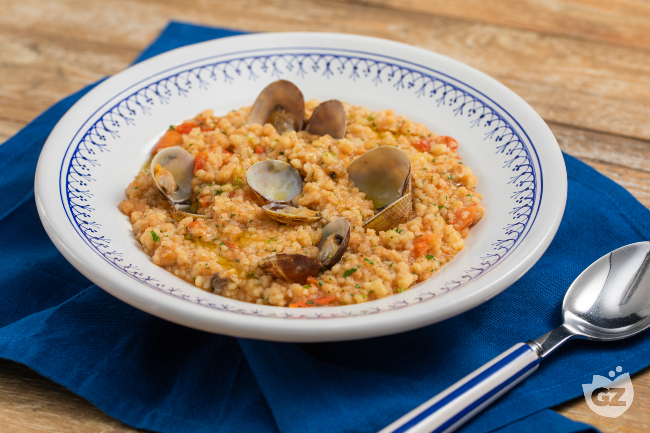 Fregola with clams and cherry tomatoes - Italian recipes by GialloZafferano