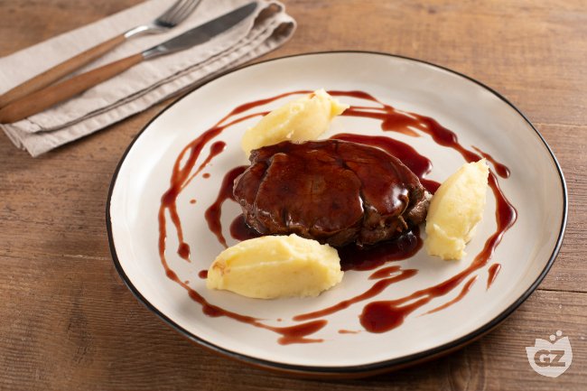 Beef fillet with red wine sauce - Italian recipes by GialloZafferano