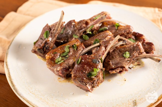Pan-fried Lamb Chops - Italian recipes by GialloZafferano