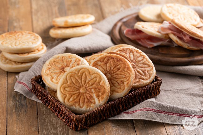 Crescentine or tigelle - Italian recipes by GialloZafferano