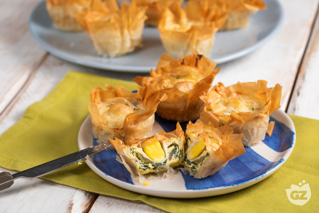 Mini filo pastry pasqualina pies - Italian recipes by GialloZafferano