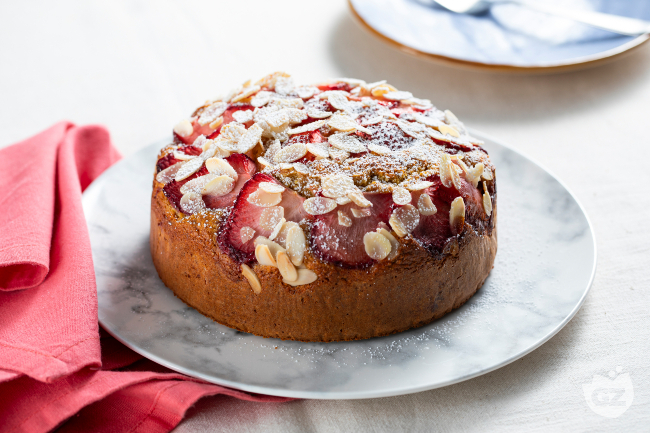 Yogurt Cake with Strawberries and Almonds - Italian recipes by GialloZafferano