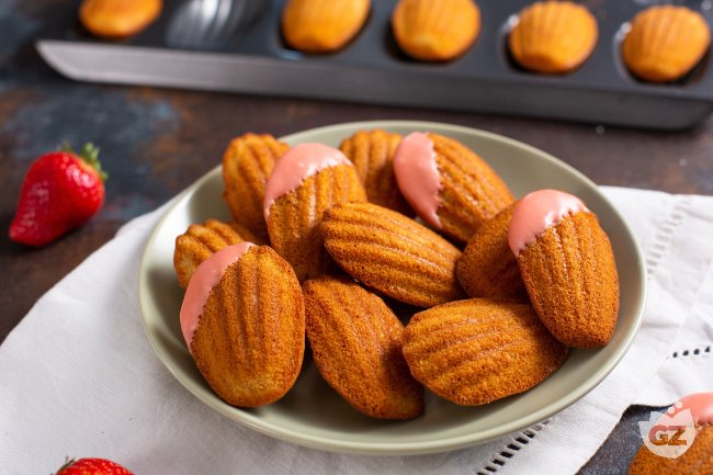 Strawberry Madeleines - Italian recipes by GialloZafferano