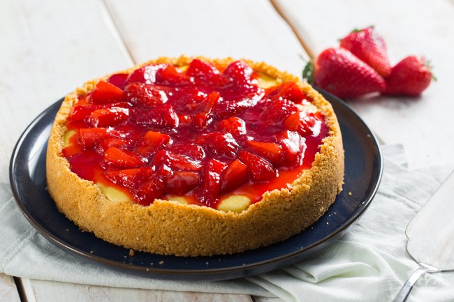 Baked Strawberry and Mascarpone Cheesecake - Italian recipes by GialloZafferano