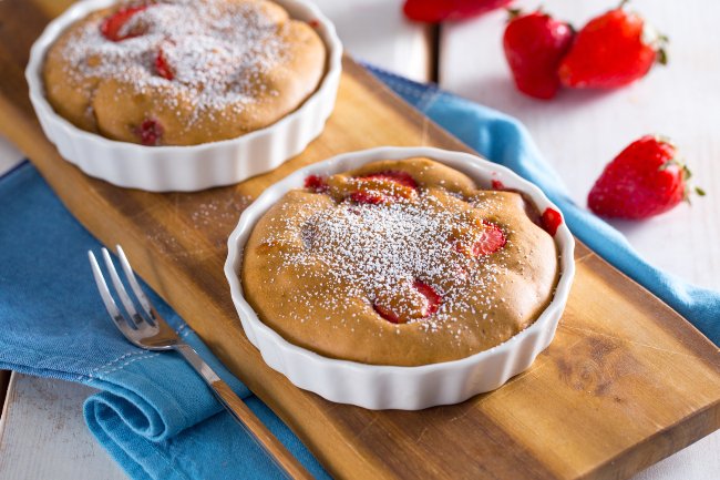 Cocoa and Strawberry Clafoutis - Italian recipes by GialloZafferano