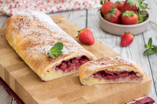 Strudel with custard and strawberries - Italian recipes by GialloZafferano