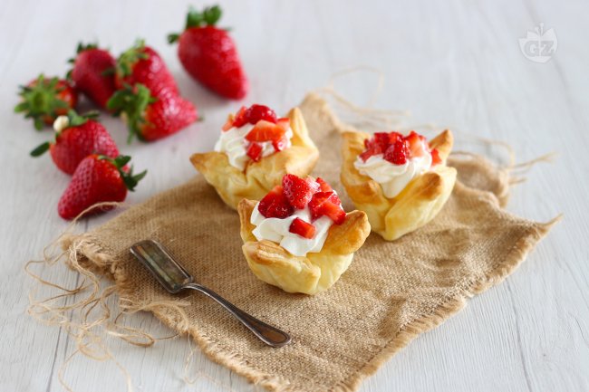 Strawberry and Cream Baskets - Italian recipes by GialloZafferano