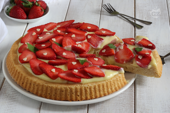 Soft tart with white chocolate cream and strawberries - Italian recipes by GialloZafferano