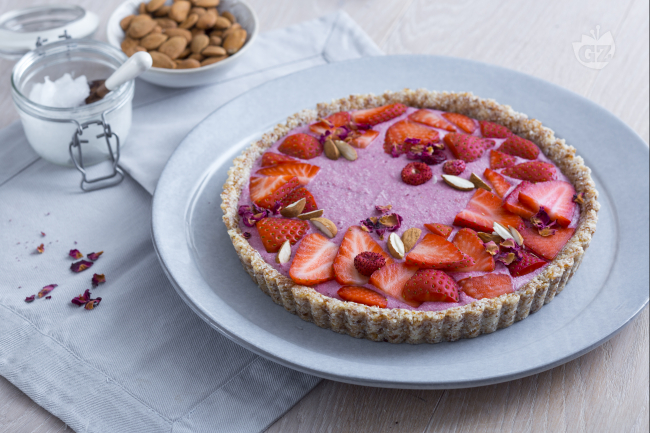 Raw Strawberry Tart - Italian recipes by GialloZafferano