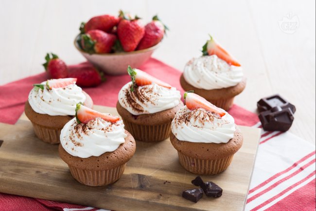 Strawberry and Chocolate Muffins - Italian recipes by GialloZafferano
