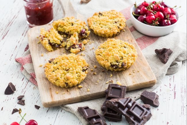 Cherry and Chocolate Crumbles - Italian recipes by GialloZafferano
