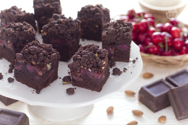 Chocolate and Cherry Crumb Cake - Italian recipes by GialloZafferano