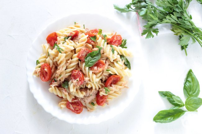 Pasta with tuna and cherry tomatoes - Italian recipes by GialloZafferano