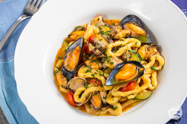 Lorighittas with seafood sauce - Italian recipes by GialloZafferano