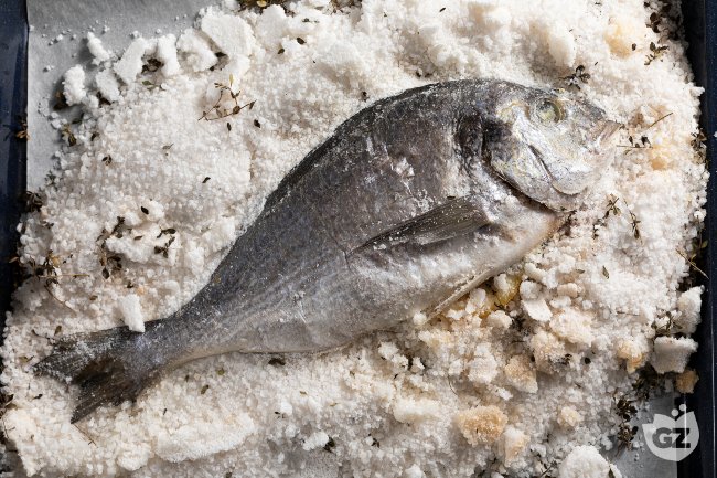Sea bream in salt crust - Italian recipes by GialloZafferano