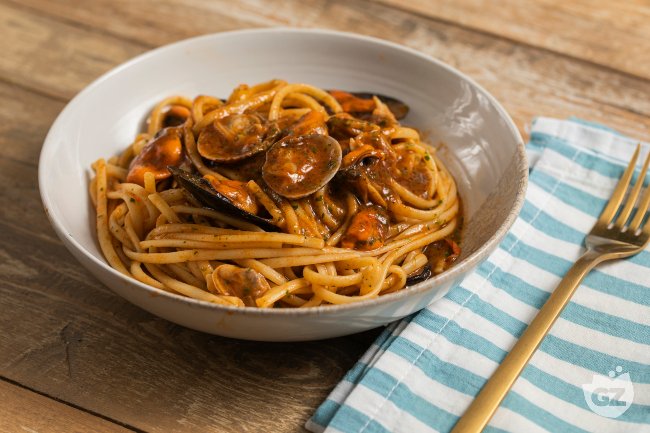 Creamy pasta with mussels and clams - Italian recipes by GialloZafferano