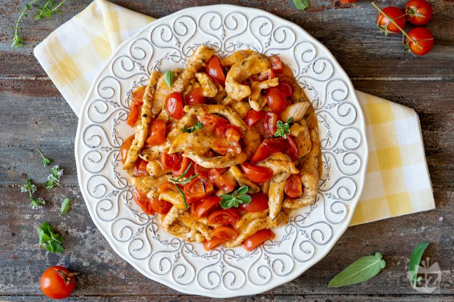Turkey strips with cherry tomatoes - Italian recipes by GialloZafferano