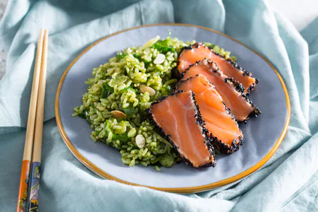 Rice salad with tataki salmon and arugula