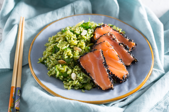 Rice salad with tataki salmon and arugula - Italian recipes by GialloZafferano