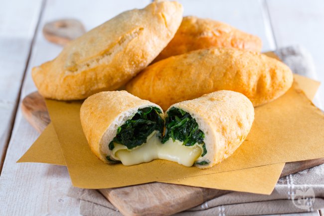 Mini calzones with tomino cheese and spinach - Italian recipes by GialloZafferano