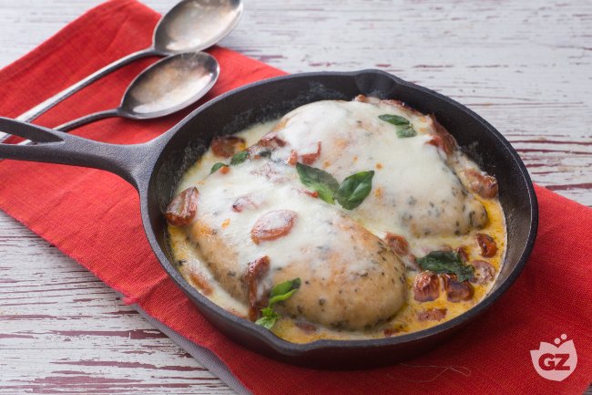 Baked Chicken Breast with Tomato and Mozzarella - Italian recipes by GialloZafferano