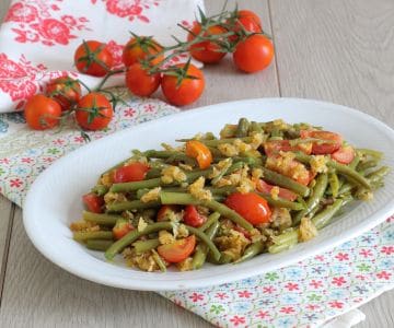 Sandy green beans with cherry tomatoes