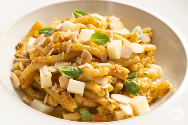 Cold pasta with bell pepper pesto and caciocavallo cheese - Italian recipes by GialloZafferano