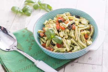 Cold pasta with garlic-free pesto
