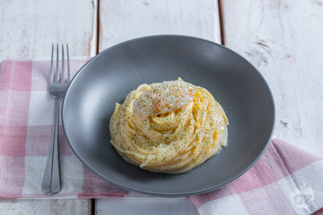 Spaghetti with roasted lemon and prawns - Italian recipes by GialloZafferano