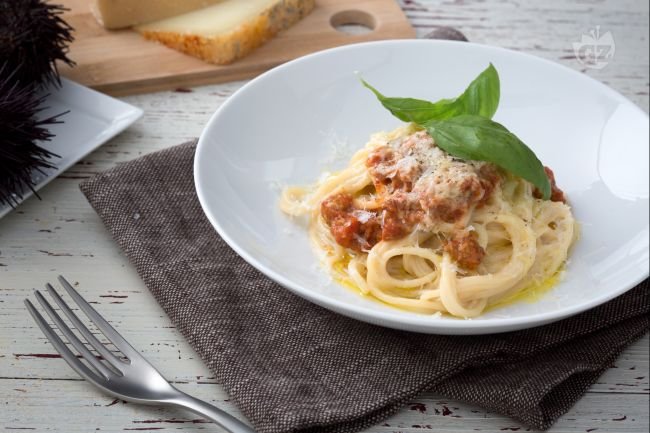 Spaghetti with Cheese, Pepper, and Sea Urchins - Italian recipes by GialloZafferano