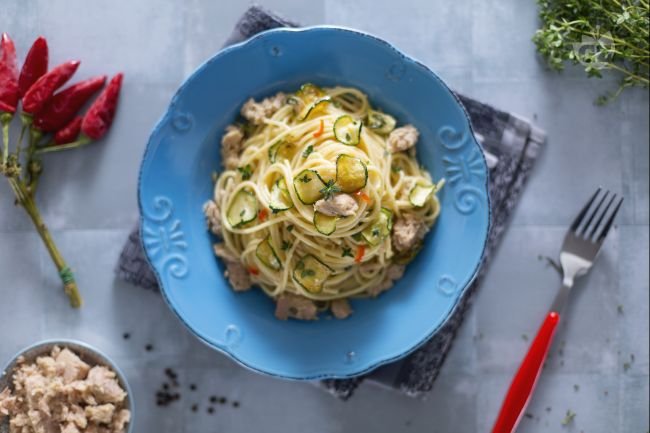 Spaghetti with tuna and zucchini - Italian recipes by GialloZafferano