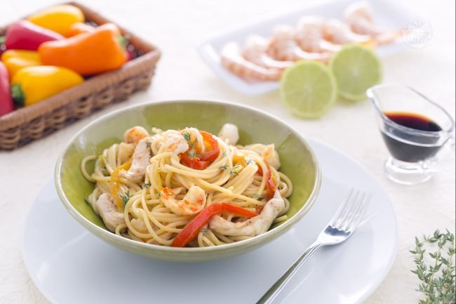 Stir-fried Spaghetti with Chicken and Prawns - Italian recipes by GialloZafferano