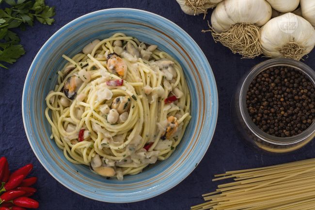 Spaghetti with beans and mussels - Italian recipes by GialloZafferano