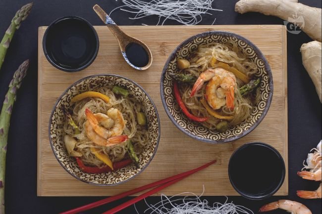 Soy spaghetti with vegetables and shrimp - Italian recipes by GialloZafferano