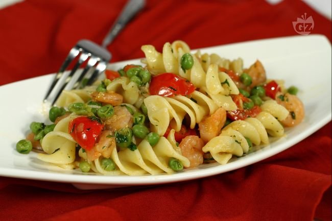 Fusilloni with peas, shrimp, and cherry tomatoes - Italian recipes by GialloZafferano