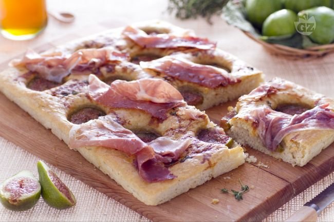 Focaccia with Prosciutto and Figs - Italian recipes by GialloZafferano
