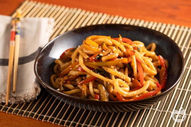 Udon with vegetables - Italian recipes by GialloZafferano