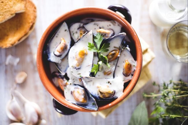 Mussels in White Wine and Cream Sauce - Italian recipes by GialloZafferano