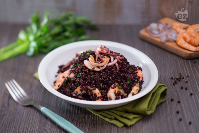 Venere rice with squid tentacles and prawns - Italian recipes by GialloZafferano