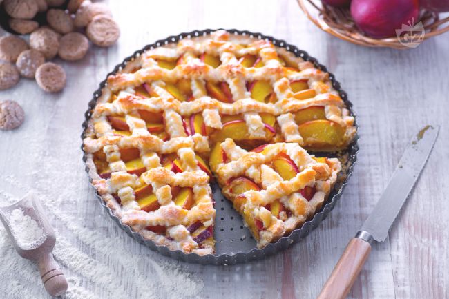Peach and Amaretti Tart - Italian recipes by GialloZafferano