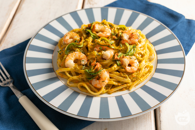 Pasta with zucchini flower pesto and prawns - Italian recipes by GialloZafferano