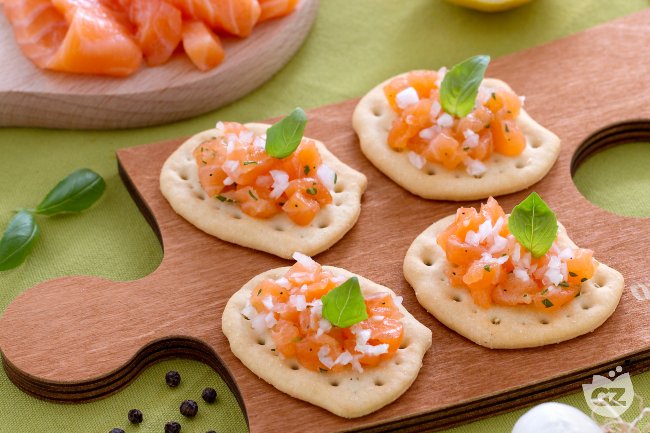 Flatbreads with salmon tartare and spring onion - Italian recipes by GialloZafferano
