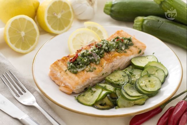 Grilled salmon with parsley sauce - Italian recipes by GialloZafferano