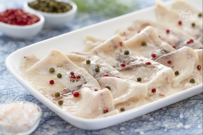 Swordfish Carpaccio with Green and Pink Peppercorns - Italian recipes by GialloZafferano