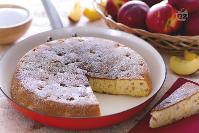 Peach Skillet Cake - Italian recipes by GialloZafferano