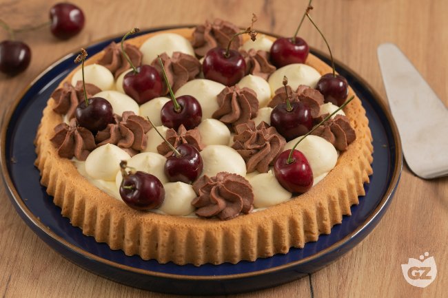 Tart with Cream and Cherries - Italian recipes by GialloZafferano