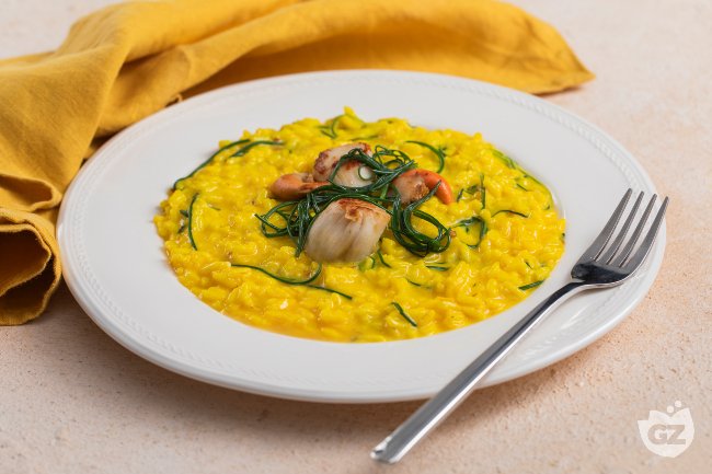 Saffron risotto with scallops and agretti - Italian recipes by GialloZafferano