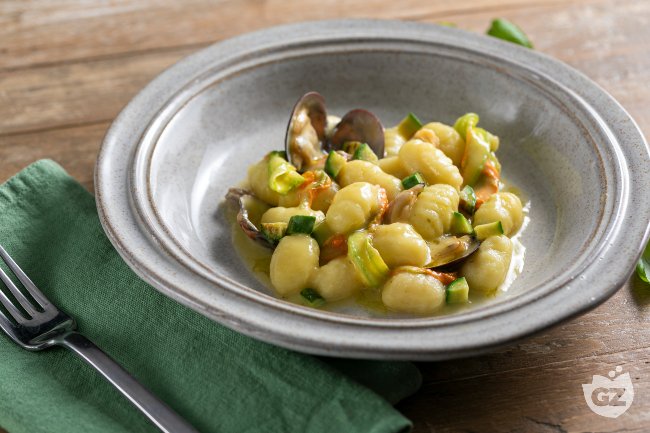 Gnocchi with clams, zucchini and yellow cherry tomatoes - Italian recipes by GialloZafferano