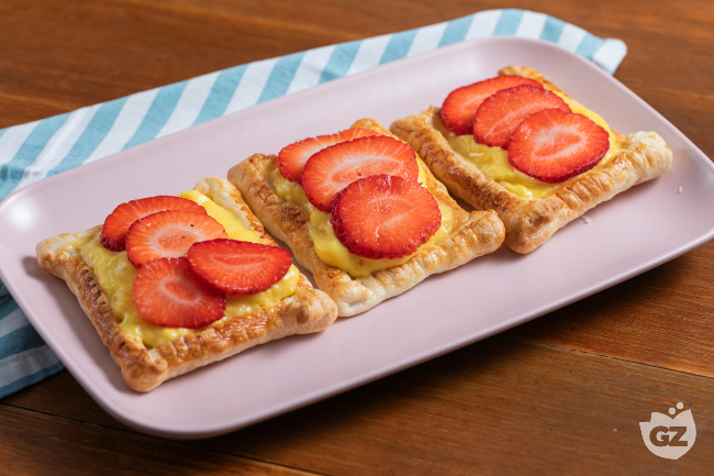 Strawberry Puff Pastries - Italian recipes by GialloZafferano