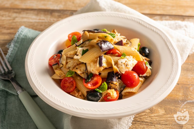 Cold pasta with mozzarella and grilled eggplant